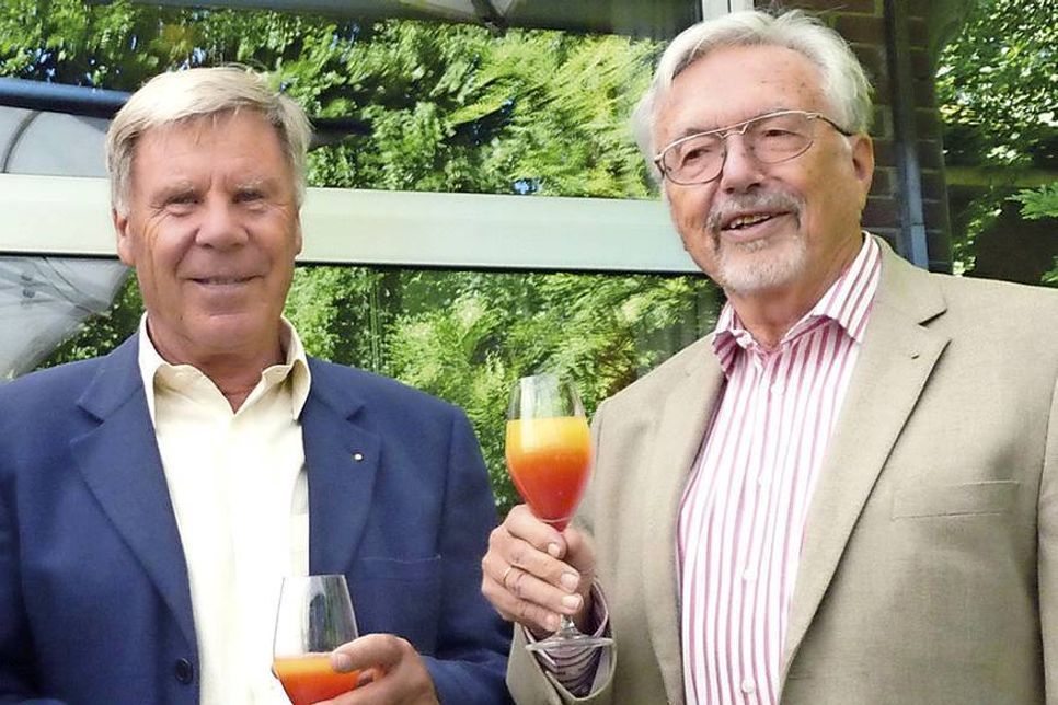 Lions-Club-Präsident Heiko Iven (r.) mit seinem Vorgänger Eckhard Kröncke. (Foto: Claus-Dieter Brandt)
