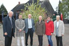 Landrat Reinhard Sager, Kassenwart Sebastian Seidel, 1. Vorsitzender Werner Steffen, Museumsleiter Eckhard Schulte-Kersmecke, 2. Vorsitzende Ute Estermann und Bürgervorsteher Rolf Schröder (v. lks.).
