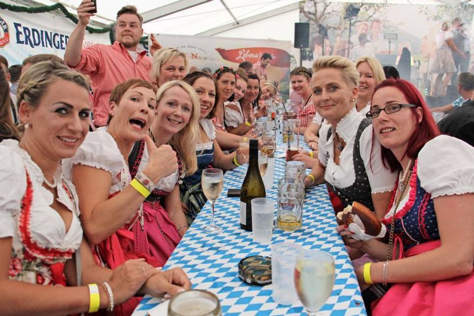 Mit Dirndl zog es die „bayrischen Mädels“ auf das Volksfest.