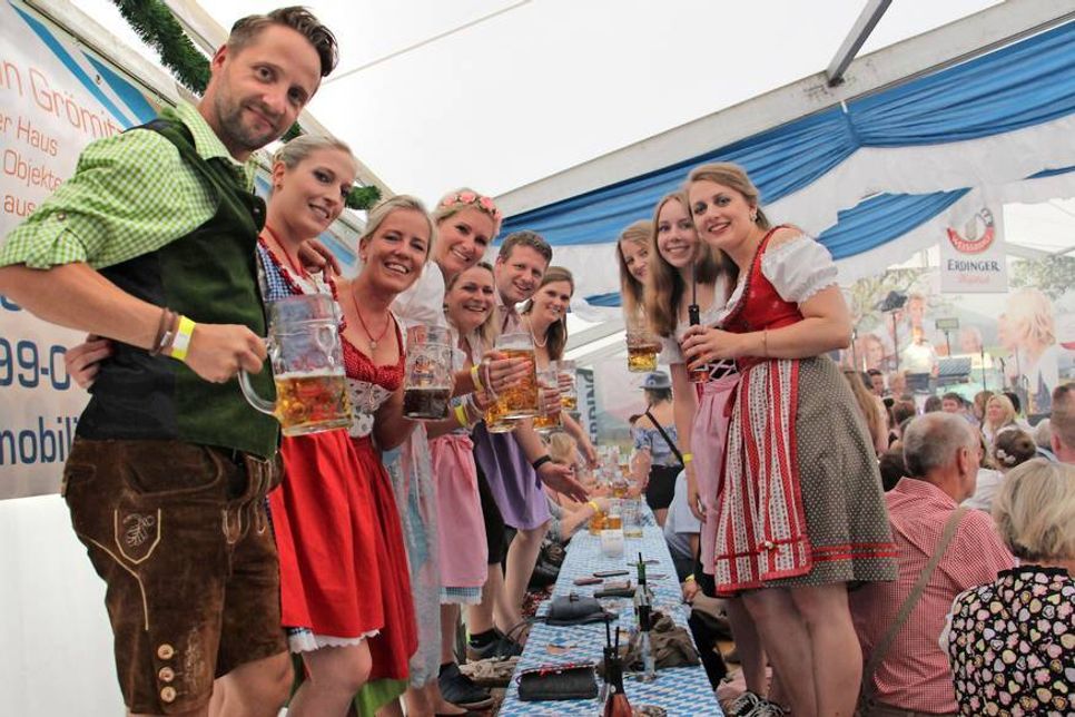 Eine Maß Bier, ein stilechtes Outfit und ab geht‘s auf die Bänke.