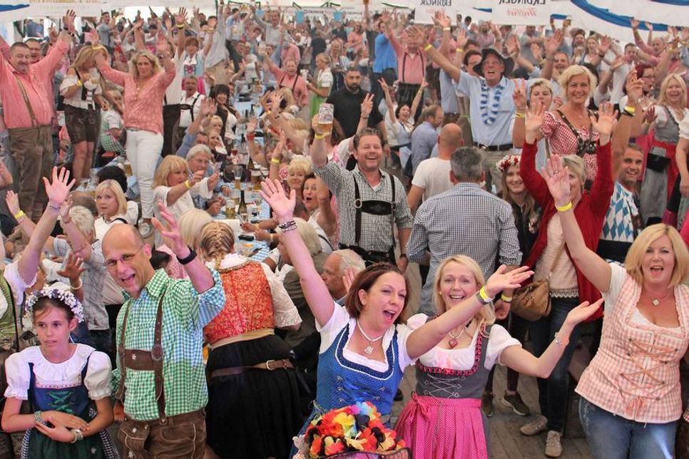 Ausgelassene Stimmung bei zünftiger Musik zum Tanzen und Mitschunkeln.