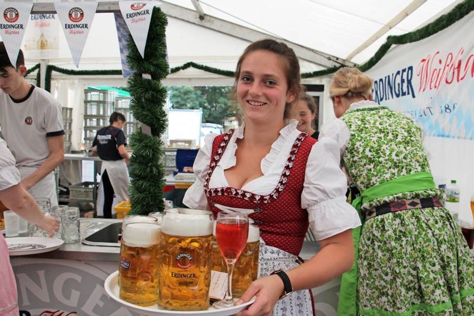 Reger Betrieb am Ausschank und immer ein freundliches Lächeln.