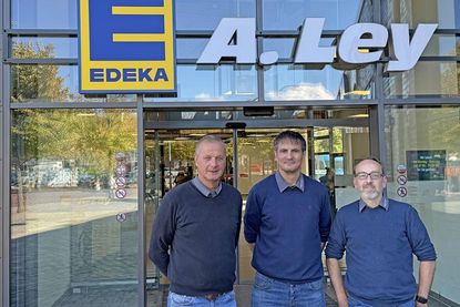 Inhaber Arne Ley freut sich mit den beiden Geschäftsführern der A. Ley Lebensmittelvertriebs GmbH Marcus Kröger und Dr. Sebastian Müller auf die Neueröffnung in Oldenburg.