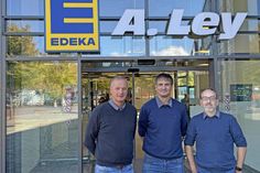 Inhaber Arne Ley freut sich mit den beiden Geschäftsführern der A. Ley Lebensmittelvertriebs GmbH Marcus Kröger und Dr. Sebastian Müller auf die Neueröffnung in Oldenburg.