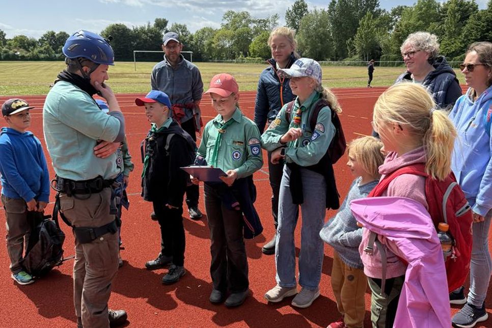 Gut gebrieft ist halb gewonnen: Bevor es losging, gab es auf dem Sportplatz eine Einweisung für die Teilnehmer.