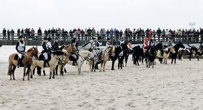 Reitsport, Show und Familienprogramm: Großes Strandderby-Wochenende in Timmendorfer Strand