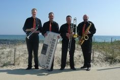 Die Vogelberg-Musikanten spielen auf der Schwimmbadwiese in Kellenhusen.