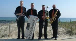 Die Vogelberg-Musikanten spielen auf der Schwimmbadwiese in Kellenhusen.