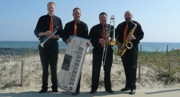 Die Vogelberg-Musikanten spielen auf der Schwimmbadwiese in Kellenhusen.
