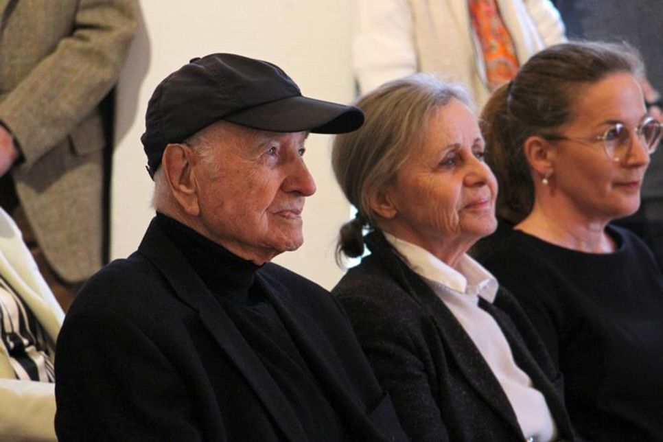 Armin Mueller-Stahl mit Ehefrau Gabriele Scholz und der Leiterin des Ostholstein-Museums Dr. Julia Hümme (re.).