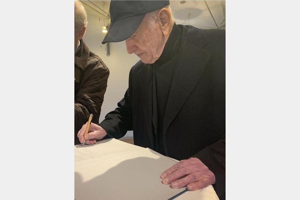 Mueller-Stahl nahm sich Zeit, um Bücher zu signieren und Autogramme zu geben.