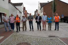 Gemeinsame offizielle Freigabe des letzten Bauabschnitts in der Hochtorstraße mit den Vertretern des Planungsbüros Benthien, der Firma Strabag, der Politik und des Bauamts.