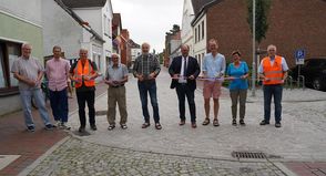 Gemeinsame offizielle Freigabe des letzten Bauabschnitts in der Hochtorstraße mit den Vertretern des Planungsbüros Benthien, der Firma Strabag, der Politik und des Bauamts.