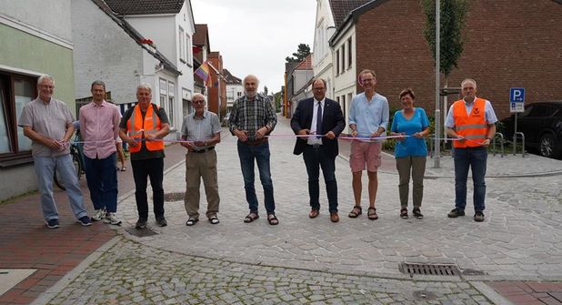 Gemeinsame offizielle Freigabe des letzten Bauabschnitts in der Hochtorstraße mit den Vertretern des Planungsbüros Benthien, der Firma Strabag, der Politik und des Bauamts.