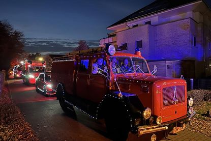 Leuchtende Fahrzeuge im Lichterglanz.