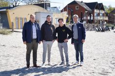 Bürgermeister Mirko Spieckermann, das Strandkisten-Team mit Sebastian Riecken sowie Fabian Bothmann und Stephan Reil (v. lks.) vom Tourismus-Service freuen sich auf die kommende Strandsaison.