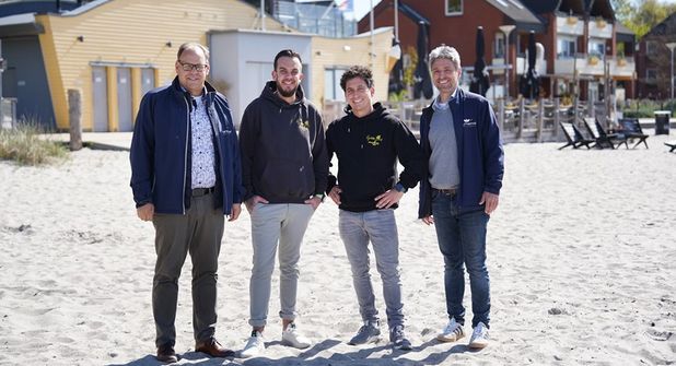 Bürgermeister Mirko Spieckermann, das Strandkisten-Team mit Sebastian Riecken sowie Fabian Bothmann und Stephan Reil (v. lks.) vom Tourismus-Service freuen sich auf die kommende Strandsaison.
