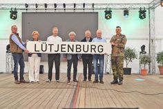 Das Schild für den zukünftigen Bahnhof ist da - überreicht vom Verein Schienenverkehr Malente-Lütjenburg. Die Stadtvertretung Lütjenburg, Bürgermeister Dirk Sohn und auch die in Todendorf stationierte Flugabwehrraketengruppe 61 freuen sich über die Zukunftsperspektive.
