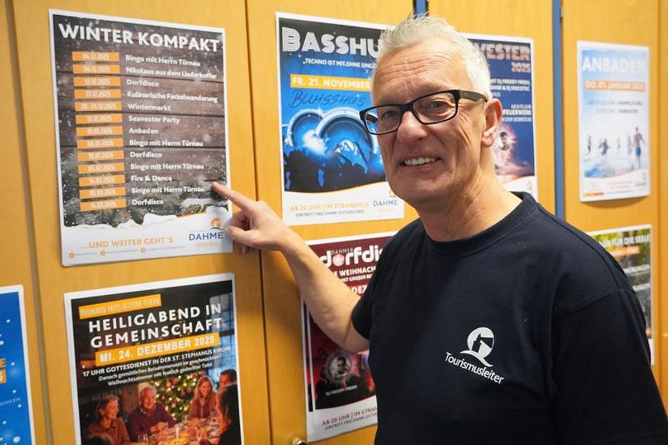 Tourismusleiter Thorsten Dücker zeigt auf das Winterprogramm in Dahme und freut sich über die vielfältigen Veranstaltungen der kommenden Saison.