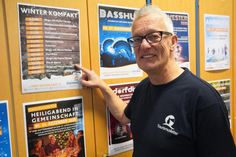Tourismusleiter Thorsten Dücker zeigt auf das Winterprogramm in Dahme und freut sich über die vielfältigen Veranstaltungen der kommenden Saison.