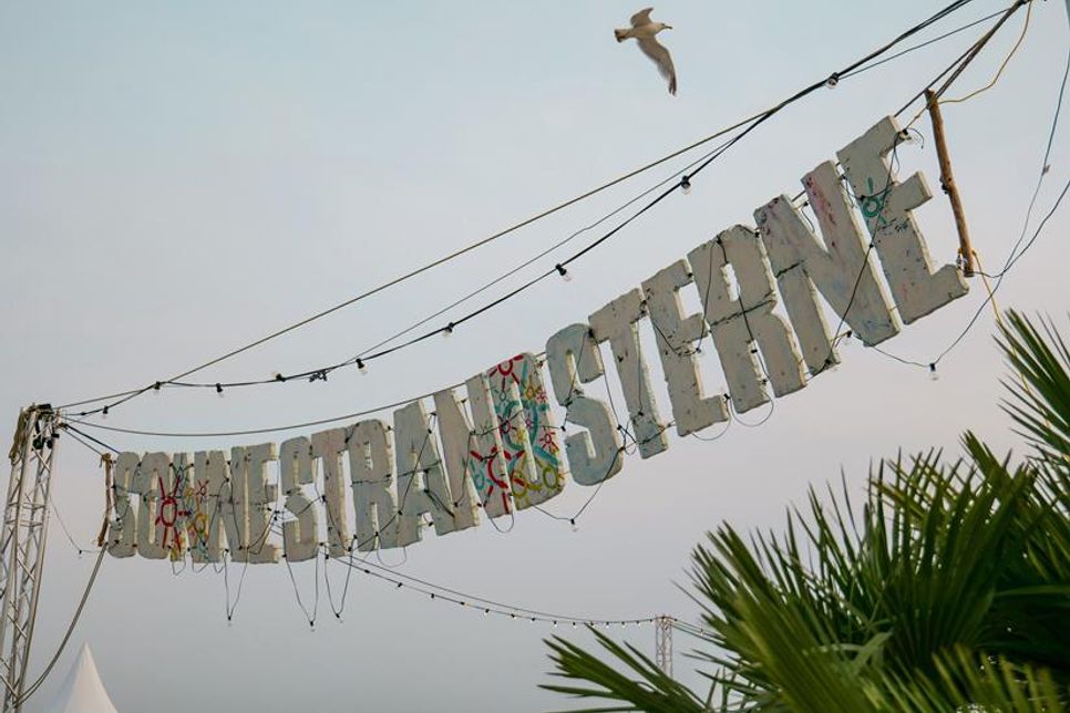 In entspannter Beachfestival-Stimmung findet vom 3. bis 7. Juli das Event „Sonne, Strand & Sterne“ in Grömitz statt. Direkt neben der Seebrücke begeistert die Musikveranstaltung mit ihrem Programm die ganze Familie.