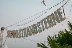 In entspannter Beachfestival-Stimmung findet vom 3. bis 7. Juli das Event „Sonne, Strand & Sterne“ in Grömitz statt. Direkt neben der Seebrücke begeistert die Musikveranstaltung mit ihrem Programm die ganze Familie.