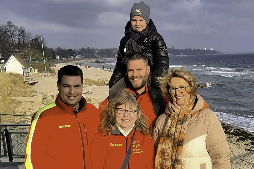 Der kleine Roev (7) hat bereits seinen Schwimmkurs gemacht und weiß, wie wichtig Schwimmen für Küstenkinder ist, hier mit Küstenlady Heike Möller (von re.), DLRG-Vorstand Christoph Niemann, Ausbildungsleiterin Carola Szygulla und Geschäftsführer Lukas Reuter.