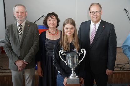 Pia Feline Loors (mit Pokal) wurde zur Sportlerin des Jahres gewählt. Es gratulierten Bürgervorsteher Heiner Holtfester, Vorsitzende Ausschuss für gesellschaftliche Angelegenheiten Beatrix Spiegel und Bürgermeister Mirko Spieckermann. (v. lks.).