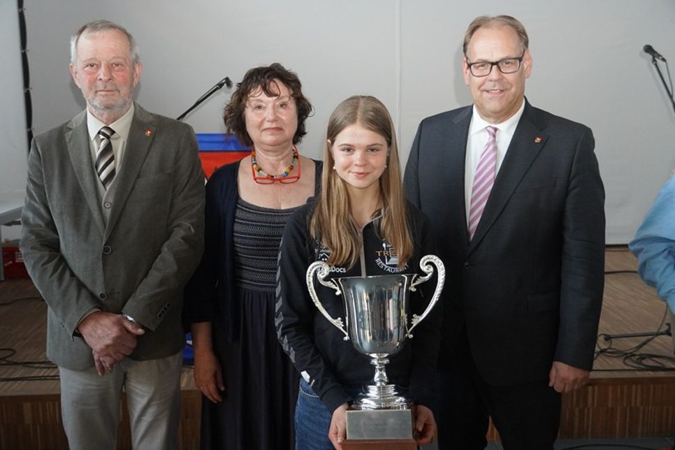Pia Feline Loors (mit Pokal) wurde zur Sportlerin des Jahres gewählt. Es gratulierten Bürgervorsteher Heiner Holtfester, Vorsitzende Ausschuss für gesellschaftliche Angelegenheiten Beatrix Spiegel und Bürgermeister Mirko Spieckermann. (v. lks.).