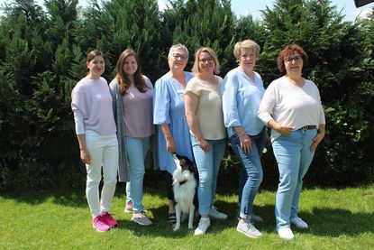 Bei der ELAN Tagespflege zählen Geborgenheit, Zuwendung und ein herzliches Miteinander. Dafür verantwortlich sind: Melanie Carmer, Franziska Williard, Nicole Prühs, Franziska Hansen, Andrea Thode, Gabriele Reiher (v. lks.).