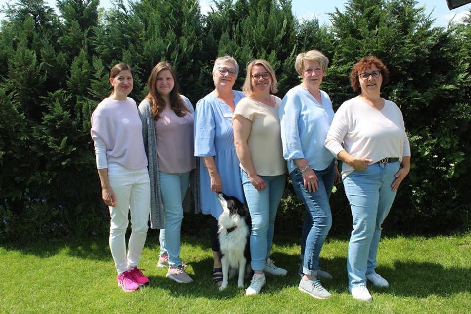 Bei der ELAN Tagespflege zählen Geborgenheit, Zuwendung und ein herzliches Miteinander. Dafür verantwortlich sind: Melanie Carmer, Franziska Williard, Nicole Prühs, Franziska Hansen, Andrea Thode, Gabriele Reiher (v. lks.).