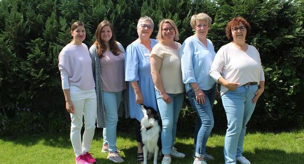 Bei der ELAN Tagespflege zählen Geborgenheit, Zuwendung und ein herzliches Miteinander. Dafür verantwortlich sind: Melanie Carmer, Franziska Williard, Nicole Prühs, Franziska Hansen, Andrea Thode, Gabriele Reiher (v. lks.).