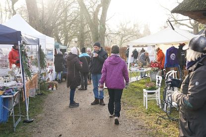 Zahlreiche Stände boten Kunsthandwerk an und luden zum Stöbern ein.