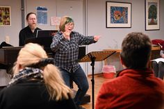 Chorprobe mit Chorleiterin Hedwig Geske und Volkmar Geske am Klavier.