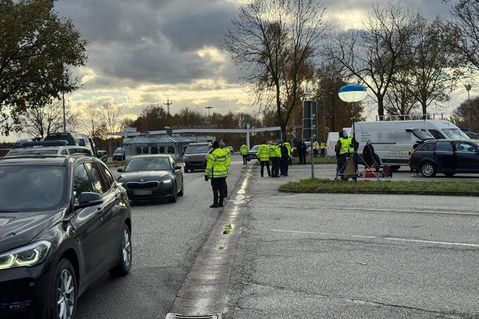 Beamte der Landespolizei, der Bundespolizei und des Zolls bei gemeinsamen Fahrzeugkontrollen.