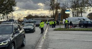 Beamte der Landespolizei, der Bundespolizei und des Zolls bei gemeinsamen Fahrzeugkontrollen.