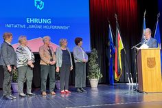 Die Grünen Damen wurden von Bürgermeister Jörg Saba und dem 1. stellvertretenden Bürgervorsteher Lennart Maaß für ihre ehrenamtliche Hilfe geehrt.