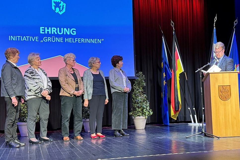 Die Grünen Damen wurden von Bürgermeister Jörg Saba und dem 1. stellvertretenden Bürgervorsteher Lennart Maaß für ihre ehrenamtliche Hilfe geehrt.
