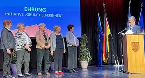Die Grünen Damen wurden von Bürgermeister Jörg Saba und dem 1. stellvertretenden Bürgervorsteher Lennart Maaß für ihre ehrenamtliche Hilfe geehrt.