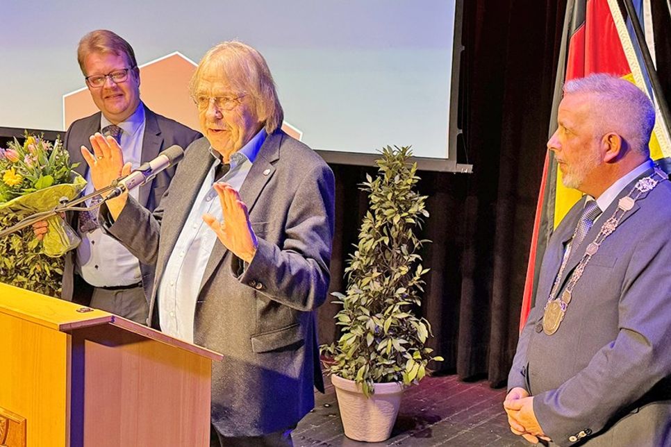 Zorndt freute sich über den Ehrenring der Stadt Oldenburg in Holstein, der ihm von Bürgermeister Jörg Saba und dem 1. stellvertretenden Bürgervorsteher Lennart Maaß für seine langjährigen Verdienste in der Kommunalpolitik verliehen wurde.