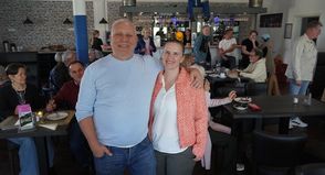 Inhaber Klaus Zilian mit Ehefrau Nicole während der offiziellen Eröffnung.