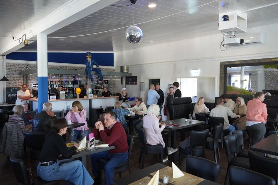 Viele Gäste der Eröffnung nutzen die Chance auf einen Rundgang durch das Hotel.