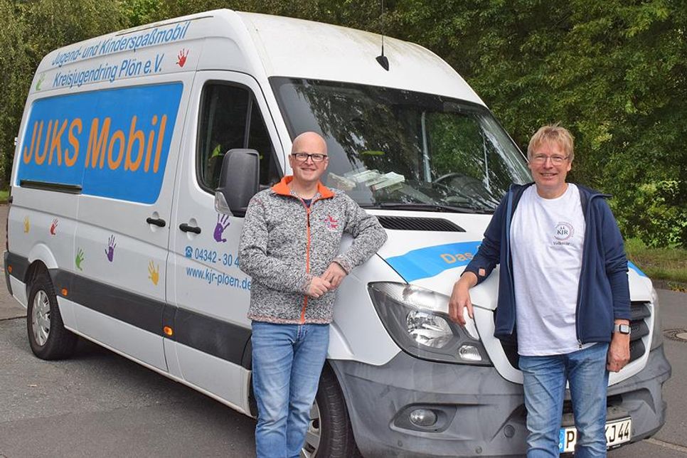 Thorsten Horn (li.) und Volkmar Thuss-Nieschlag würden sich freuen, wenn das JUKS-Mobil auch in Zukunft seine beliebten Spielgeräte zu den Kindern bringen kann