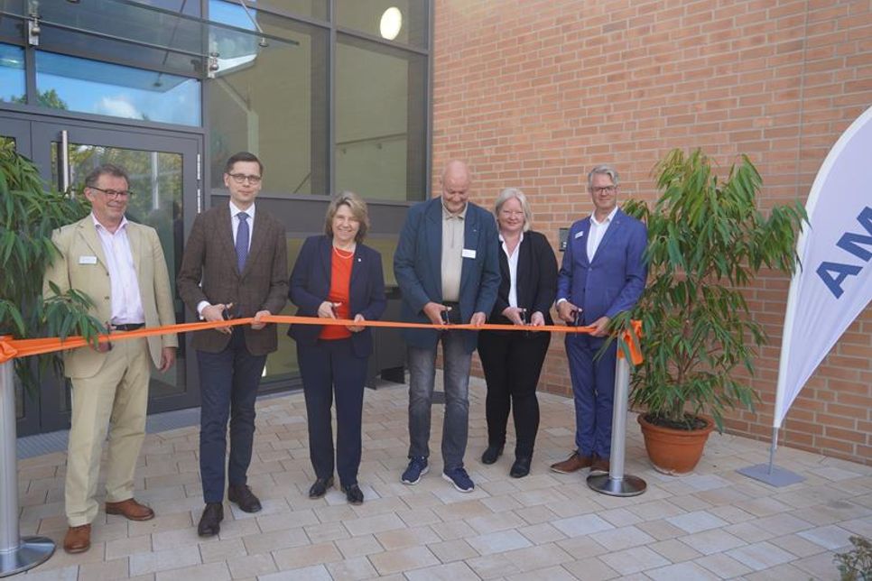 Symbolischer Schnitt: Dr. Wilhelm Tophinke, Chefarzt Ameos Klinikum für Forensische Psychiatrie und Psychotherapie, Stephan Freitag, Mitglied des Vorstandes Ameos Gruppe, Prof. Dr. Kerstin von der Decken, Ministerin für Justiz und Gesundheit des Landes Schleswig-Holstein, Dr. Axel Paeger, Vorsitzender und Gründer Ameos Gruppe, Dr. Daniel Ehmke, Ärztlicher Direktor Psychiatrische Ameos Klinika Neustadt und Eutin (v. lks.).