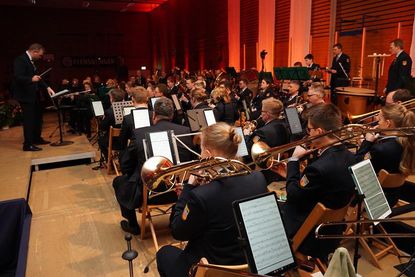 66 Musikerinnen und Musiker sorgten für ein imposantes Bild.