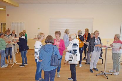 Lesehelfer:innen, Lehrer:innen und Unterstützer der MENTOR-Initiative kamen ins Gespräch und tauschten Erfahrungen aus.
