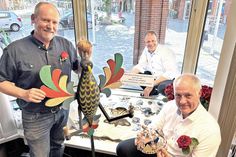 Im Sparkassen-Schaufenster wurden Silberschatz, Preise und Gildesymbole präsentiert.