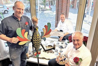 Im Sparkassen-Schaufenster wurden Silberschatz, Preise und Gildesymbole präsentiert.