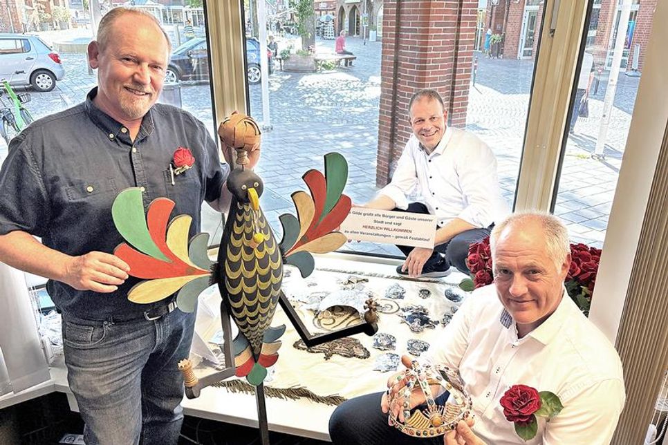 Im Sparkassen-Schaufenster wurden Silberschatz, Preise und Gildesymbole präsentiert.