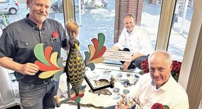 Im Sparkassen-Schaufenster wurden Silberschatz, Preise und Gildesymbole präsentiert.